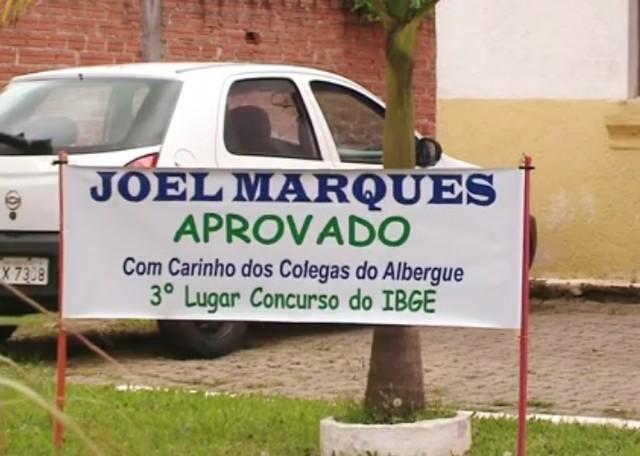 Faixa enaltece Joel que passou em 3° lugar no concurso do IBGE (Crédito: RBS TV)