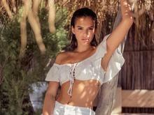 Bruna Marquezine exibe barriguinha e tatuagem e ganha elogios