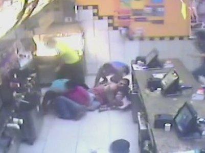 Traficante se irrita com gerente e metralha rede de fast food no RJ