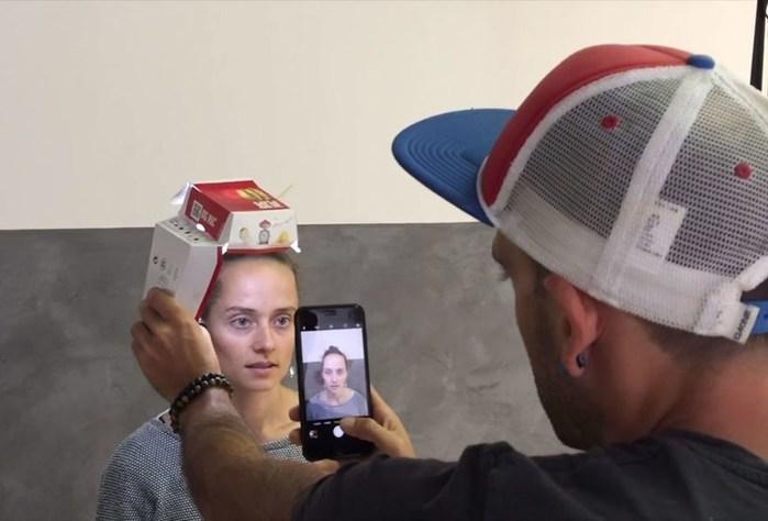 Fotógrafo usa caixa do Mc Donald's e um iPhone para tirar fotos