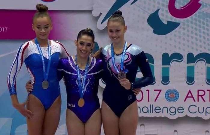 Ginatas comemoram após medalhas conquistadas (Crédito: Fundação Cásper Líbero)