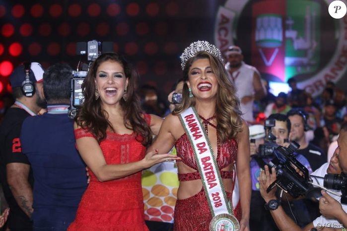 Juliana recebe a coroa de Paloma Bernardi (Crédito: Agência News)
