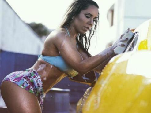 Mulher Melão sensualiza ao lavar carro e seguidores vão à loucura