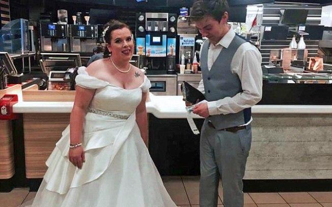 Noivos não conseguem comer em casamento e terminam a noite em rede de fast food (Crédito: Reprodução/Daily Mail)