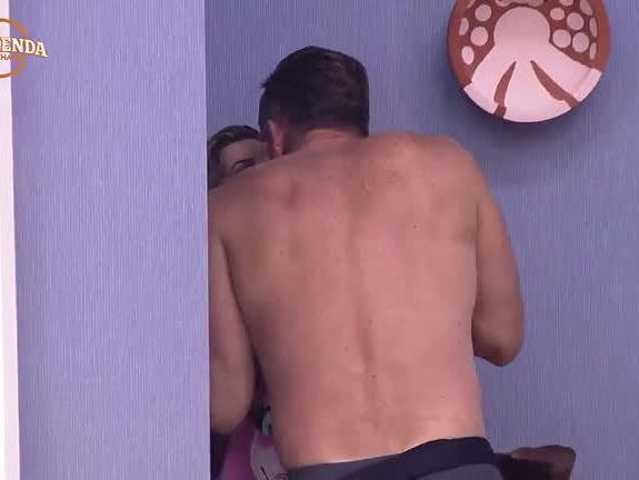 'A Fazenda': Marcos Harter dá beijão em Ana Paula Minerato; vídeo