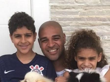 Adriano posta foto com os filhos e detalhe gera gríticas na web