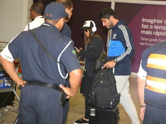 Anitta desembarca em aeroporto ao lado de namorado Tiago Magalhães