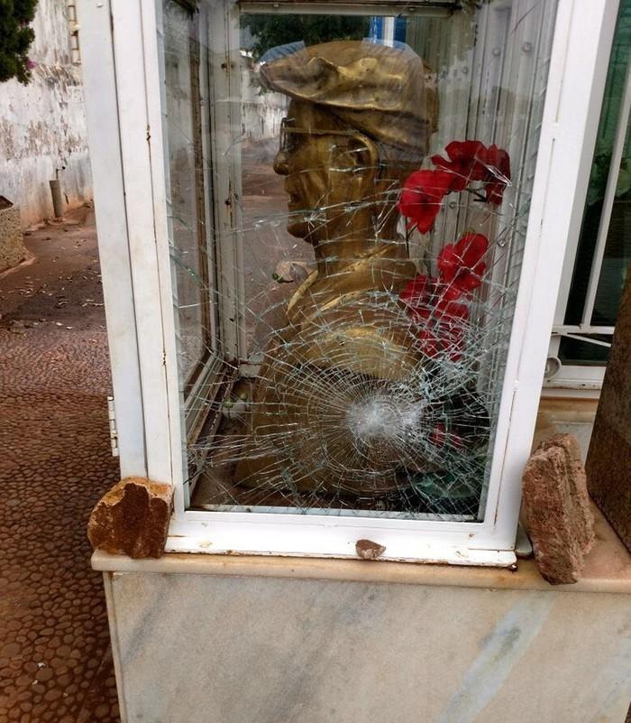 Vidro que protege busto apareceu com trinca neste sábado (30) (Crédito: Eurípedes Higino/Arquivo Pessoal)