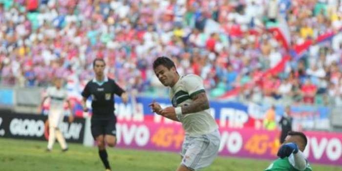 Bahia e Coritiba empatam em jogo polêmico na Arena Fonte Nova