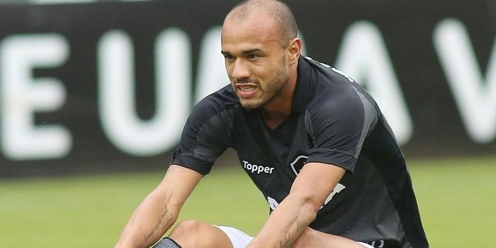 Tumor renal tira Roger de campo e comove o time do Botafogo