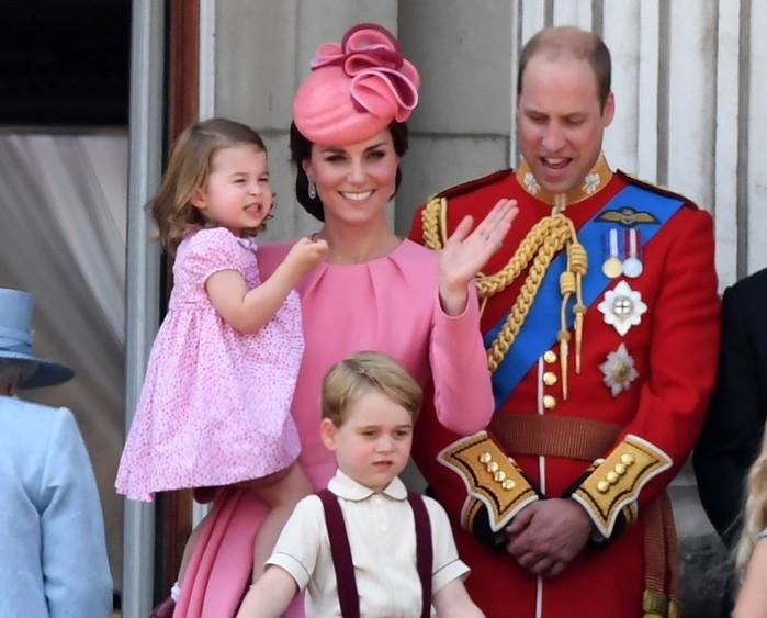 Kate e William com seus filhos Charlotte em cerimônia de aniversário de Elizabeth II (Crédito: AFP)