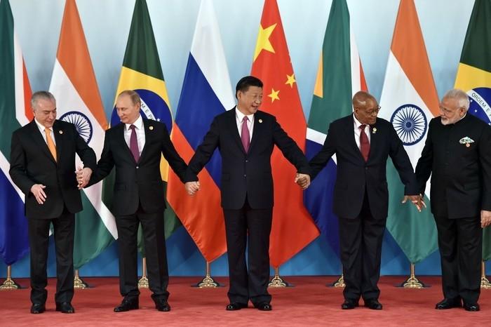 Os cinco líderes do bloco de países emergentes (Crédito: Kenzaburo Fukuhara/Pool Photo via AP)