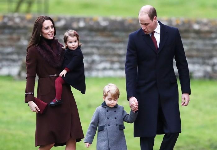 Kate e William levam os filhos, Charlotte e George, à cerimônia de Natal na Igreja de St Mark.  (Crédito: AP)