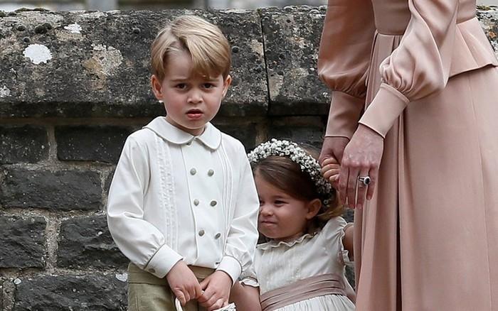 Irmã de Kate, Pippa Middleton se casa na Inglaterra, e príncipes George e Charlotte, em imagem de arquivo  (Crédito: Reuters)