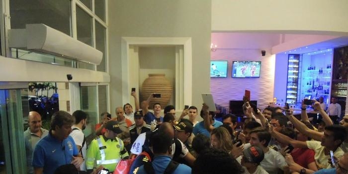 Seleção brasileira chega à Colômbia com loucura por Neymar