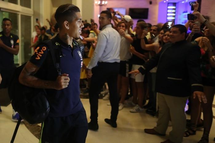 Firmino chega ao hotel da Seleção, em Barranquilla (Crédito: Lucas Figueiredo / CBF)