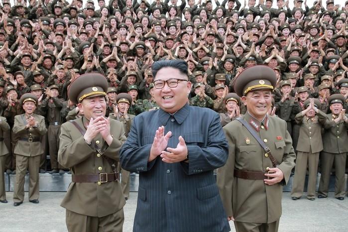 O líder da Coréia do Norte Kim Jong Un (Crédito: KCNA/via Reuters)