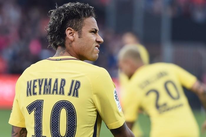 Atacante Neymar se tornou a transferência mais cara da história do futebol (Crédito: AFP)
