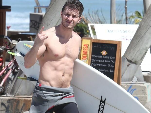 Klebber Toledo surfa e exibe seu corpo sarado em praia carioca