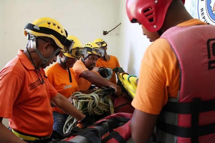 Membros da defesa civil preparam os equipamentos  (Crédito: Reuters)