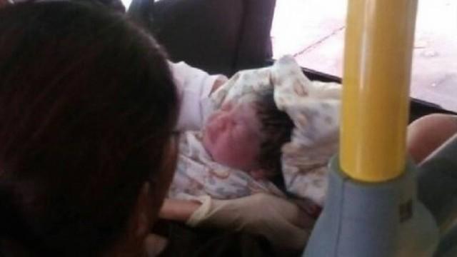 Bebê nasceu dentro do ônibus em Fortaleza nesta quarta-feira (Crédito: Reprodução)