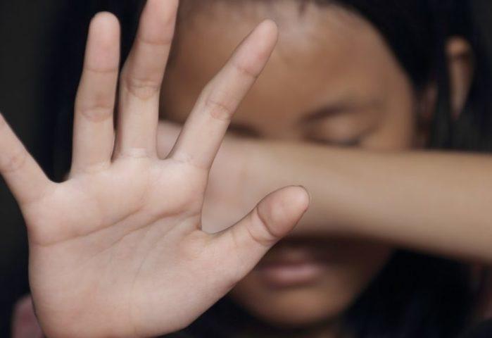 Avô arrasta neta de 11 anos para o mato e a estupra dentro de carro