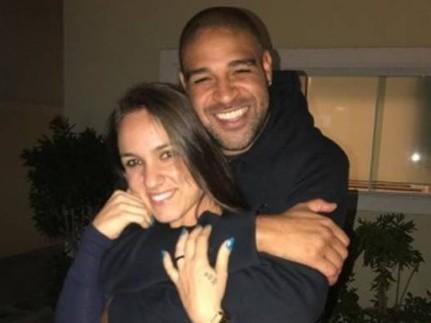 Longe dos gramados, Adriano Imperador aparece com novo affair