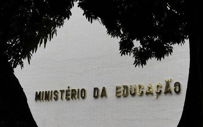 MEC anuncia repasse de R$ 1 bilhão para universidades e institutos