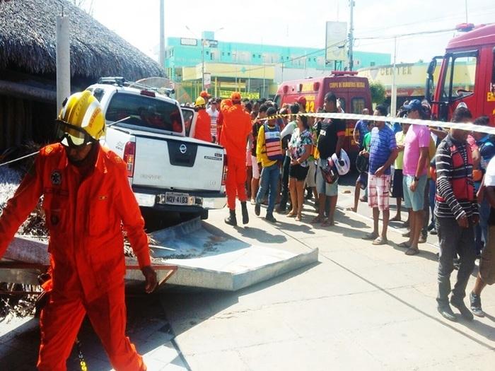 Aglomeração de pessoas após carro invadir restaurante em Parnaíba (Crédito: Daniel Saturnino)