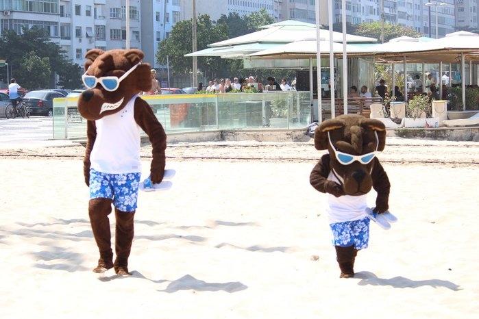 Mascotes do Cruzeiro em praia do Rio (Crédito: Reprodução)