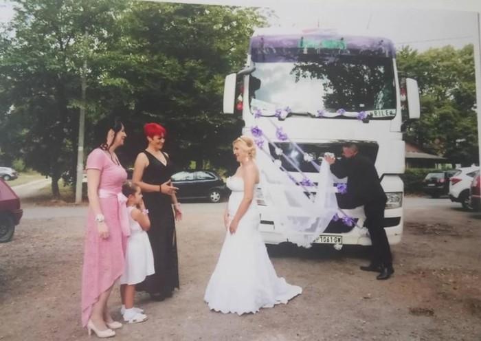 Bonecos fazendo sexo em bolo de casamento chamam atenção em festa (Crédito: Reprodução/Facebook)