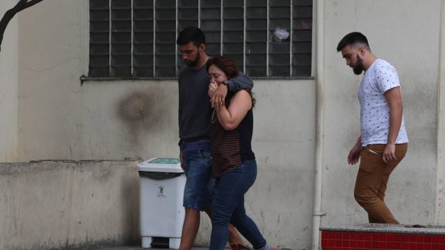 Familiares do Cabo Oliveira deixam Hospital Getúlio Vargas emocionado, após confirmação da morte (Crédito: Extra)