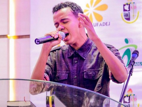 Cantor gospel se desculpa após vídeo em que aparece bêbado vazar
