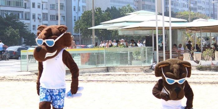Mascotes do Cruzeiro curtem praia antes de final contra o Flamengo