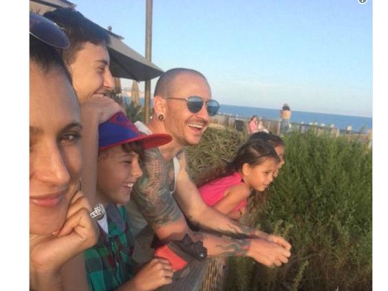 Viúva de Chester Bennington publica foto do cantor com os filhos