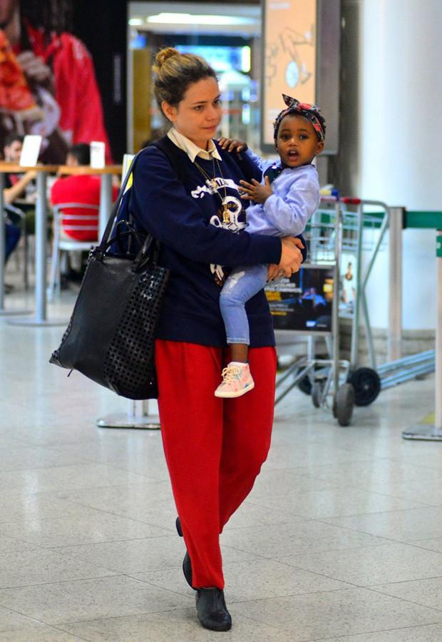 Filha de Leandra Leal chama atenção em aeroporto do Rio (Crédito: William Oda/Agnews)