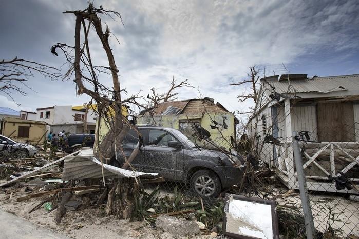Casas e carros destruídos após a passagem do furacão Irma em St. Maarten (Crédito: AP)