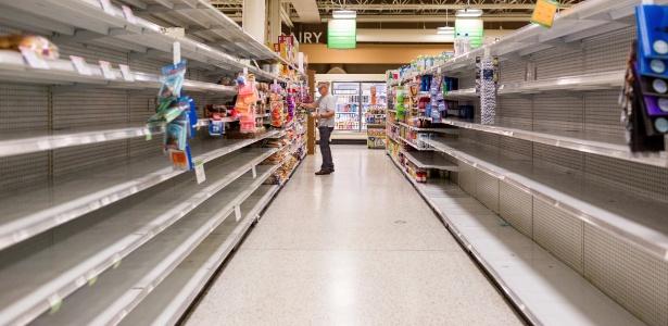 Prateleiras que continham garrafas de água são esvaziadas em supermercado da Flórida (Crédito: AFP)