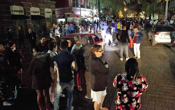 Pessoas se reúnem em uma rua no centro da Cidade do México após terremoto  (Crédito: AFP)