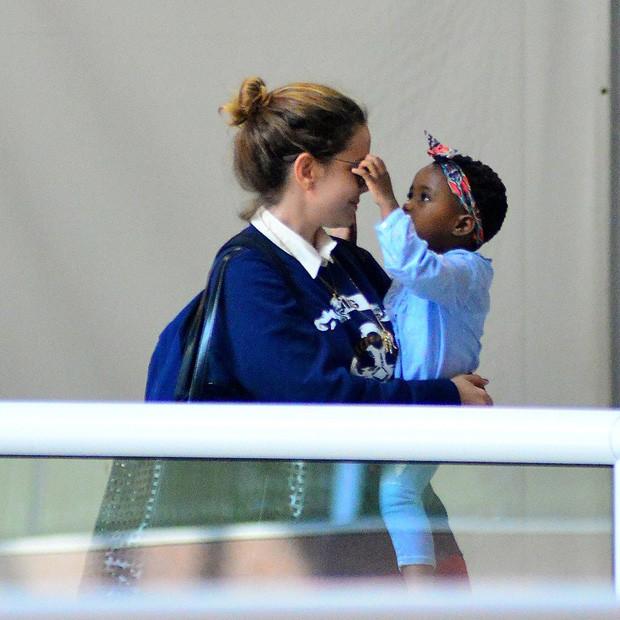 Filha de Leandra Leal chama atenção em aeroporto do Rio (Crédito: William Oda/Agnews)