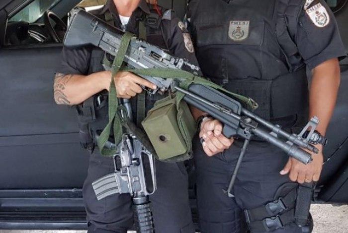 Metralhadora semelhante a usada pelo personagem Rambo é apreendida pela polícia em favela do Rio (Crédito: Reprodução)