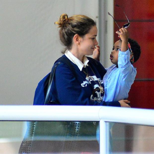 Filha de Leandra Leal chama atenção em aeroporto do Rio (Crédito: William Oda/Agnews)