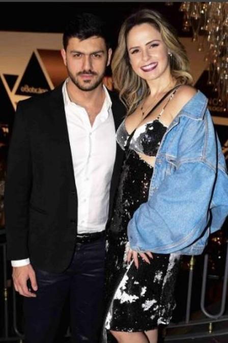 Ana Paula posa com novo namorado após ser flagrada por amiga