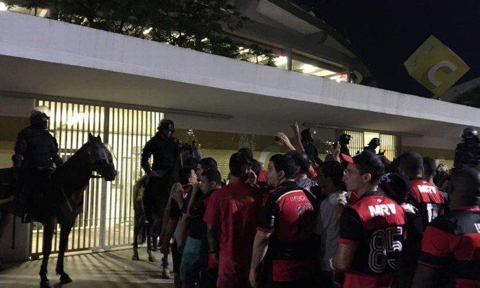Houve invasão na entrada do estádio (Crédito: Reprodução)