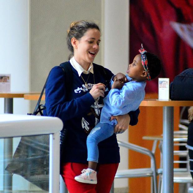 Filha de Leandra Leal chama atenção em aeroporto do Rio (Crédito: William Oda/Agnews)