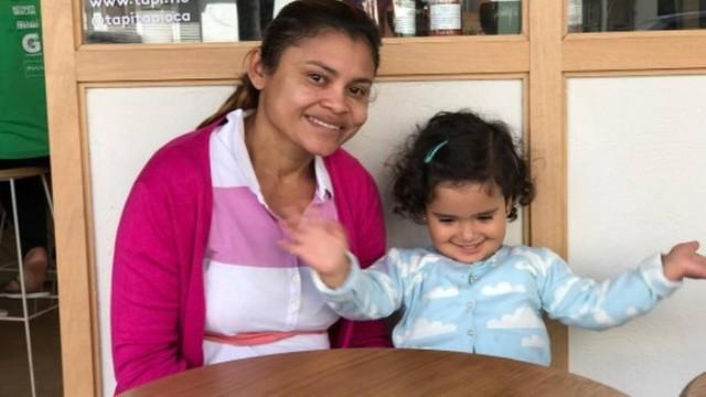 Carolina Ferraz escreve agradecimento para a babá da filha: 'Cuida da minha joia' (Crédito: Reprodução)