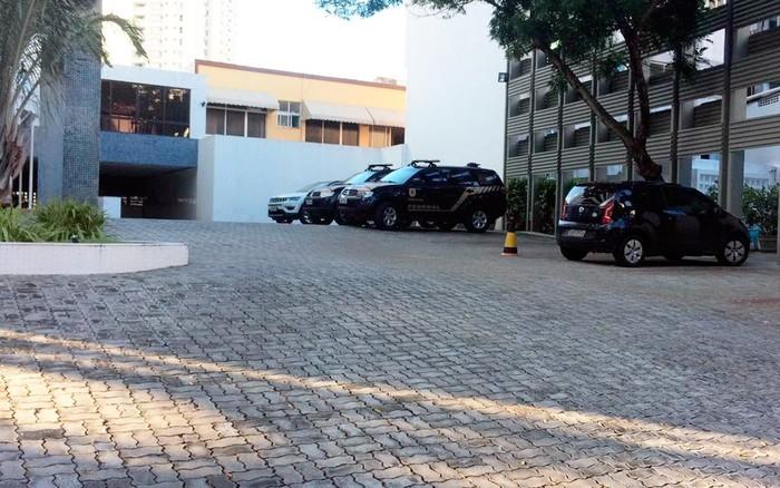 Polícia Federal chegou ao prédio de Geddel por volta das 5h50 desta sexta-feira (Crédito: Andréa Silva/TV Bahia)
