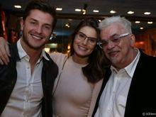 Atores Klebber Toledo e Arthur Aguiar levam noivas para jantar