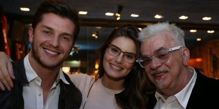 Atores Klebber Toledo e Arthur Aguiar levam noivas para jantar