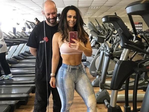Viviane exibe cinturinha fina e é elogiada: "Perfeita sem exagero"